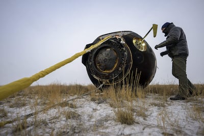 Una foto de distribución facilitada por la NASA muestra a un miembro del equipo ruso de Búsqueda y Rescate llegar a la nave espacial Soyuz MS-27 poco después de aterrizar en una zona remota cerca de la ciudad de Zhezkazgan, Kazajistán, con el astronauta de la NASA de la Expedición 73 Jonny Kim y los cosmonautas de Roscosmos Sergey Ryzhikov y Alexey Zubritsky a bordo, en Zhezkazgan, Kazajistán, 09 de diciembre de 2025.
