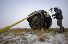 Una foto de distribución facilitada por la NASA muestra a un miembro del equipo ruso de Búsqueda y Rescate llegar a la nave espacial Soyuz MS-27 poco después de aterrizar en una zona remota cerca de la ciudad de Zhezkazgan, Kazajistán, con el astronauta de la NASA de la Expedición 73 Jonny Kim y los cosmonautas de Roscosmos Sergey Ryzhikov y Alexey Zubritsky a bordo, en Zhezkazgan, Kazajistán, 09 de diciembre de 2025.