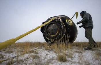 Una foto de distribución facilitada por la NASA muestra a un miembro del equipo ruso de Búsqueda y Rescate llegar a la nave espacial Soyuz MS-27 poco después de aterrizar en una zona remota cerca de la ciudad de Zhezkazgan, Kazajistán, con el astronauta de la NASA de la Expedición 73 Jonny Kim y los cosmonautas de Roscosmos Sergey Ryzhikov y Alexey Zubritsky a bordo, en Zhezkazgan, Kazajistán, 09 de diciembre de 2025.