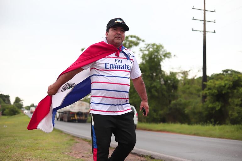 Los fanáticos de la selección paraguaya acudieron a la Albiróga para despedir a los jugadores y el cuerpo técnico.