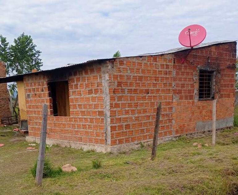Fachada de la precaria vivienda en la que vivían la mujer y sus dos hijas menores. 
