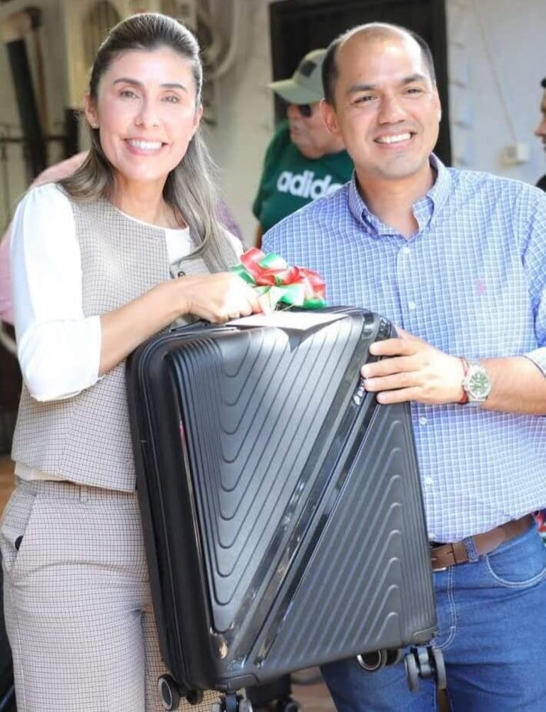 La gobernadora Norma Zárate de Monges, junto al presidente de la Junta Departamental, Vicente Caballero, quien sería considerado el candidato de la ejecutiva departamental.