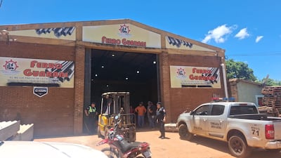 Intervención policial en el local comercial en que ocurrió el asalto.