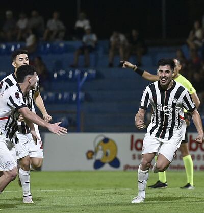El iteño Néstor Rafael Giménez (27 años) da rienda suelta a su alegría después de romper el cero con un frentazo. Rodrigo Villalba (18) y Rubén Lezcano (21) completan el cuadro.