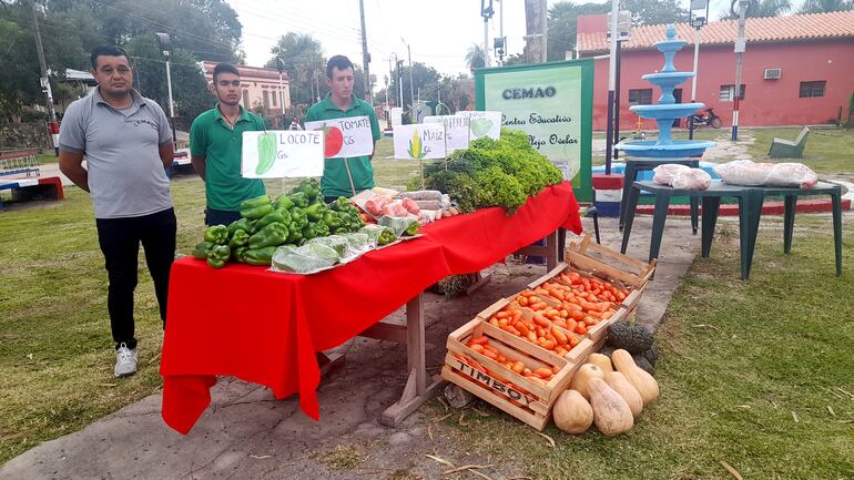 Productos agrícolas y hortícola de calidad ofertados por los alumnos de la escuela de Ñu Apua.
