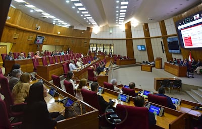 Comisión Bicameral de Presupuesto se reúne con la Rectora de la universidad de Asunción en la sala d sesión de diputados.