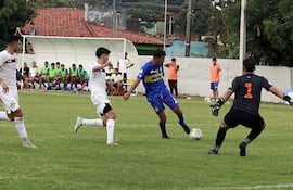 Juan Alfonso se apresta a disparar para convertir el primer gol de Sport Colonial contra Gral. Díaz.