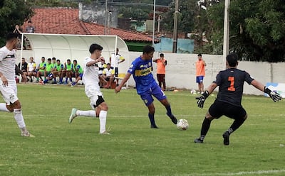 Juan Alfonso se apresta a disparar para convertir el primer gol de Sport Colonial contra Gral. Díaz.