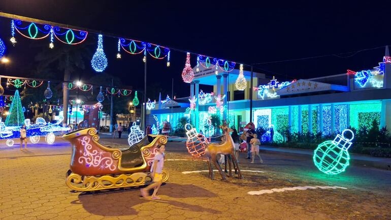 El Paseo Navideño en la explanada de la Gobernación de Amambay.