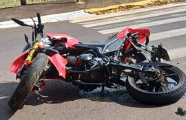 Motocicleta en el que se accidentó un compatriota de Saltos del Guairá en la ciudad de Guaíra, Brasil.