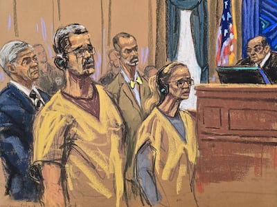 Fotografía de un dibujo realizado por la artista Jane Rosenberg que muestra al depuesto presidente venezolano Nicolás Maduro y su esposa, Cilia Flores, escuchando al juez federal Alvin Hellerstein (d), junto a sus abogados defensores (atrás) Barry Pollack (i) y Mark Donnelly (c), durante una audiencia celebrada este jueves en un tribunal federal en Nueva York (EE.UU.). Nicolás Maduro y su esposa, Cilia Flores, se declararon no culpables de los nuevos cargos de conspiración para cometer torturas que les imputó la Fiscalía de Estados Unidos la semana pasada.