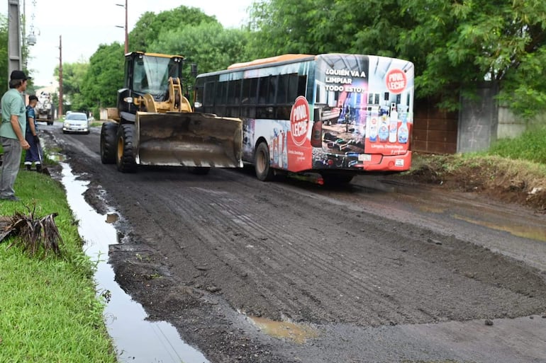 Trabajadores de la Dirección de Vialidad de la Municipalidad de Asunción realizan tareas de pavimentación en Calle Pizarro, barrio Santa Librada, Asunción. Los trabajos se realizaron mientras la pista estaba llena de agua.