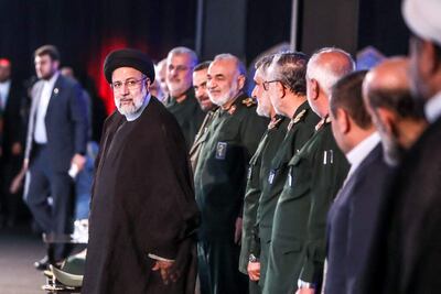 Fotografía publicada en su sitio web la Guardia Revolucionaria de Irán en la que se observa al presidente del país persa, Ebrahim Raisi (izq., de negro) durante la presentación del nuevo misil hipersónico iraní, "Fattah". (AFP)
