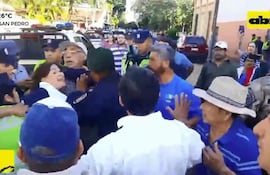 Momento en que la comunicadora Judith Vera era detenida por la Policía por manifestarse frente a la municipalidad de San Pedro del Ycuamandiyú.