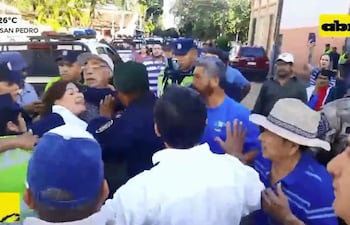 Momento en que la comunicadora Judith Vera era detenida por la Policía por manifestarse frente a la municipalidad de San Pedro del Ycuamandiyú.