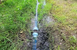 En el canal donde se acumulan aguas servidas se encuentra la red principal de la Essap, la cual cuenta con varias uniones por donde podrían filtrarse aguas residuales hacia la red, según indican los vecinos.