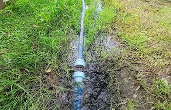 En el canal donde se acumulan aguas servidas se encuentra la red principal de la Essap, la cual cuenta con varias uniones por donde podrían filtrarse aguas residuales hacia la red, según indican los vecinos.