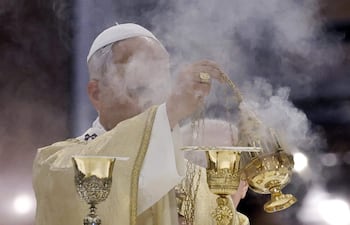 El papa León XIV celebra una misa en Roma.