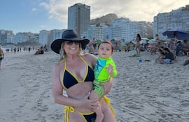 Bibi Landó con su nieto Óscar Matías en brazos en la playa de Copacabana.