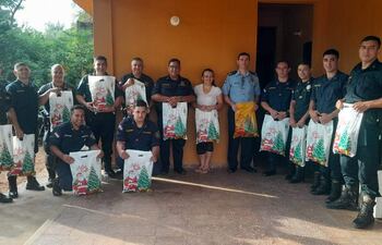 Personal del Puesto Policial 009 de San Antonio recibieron obsequios navideños, gracias a aportes de ciudadanos.