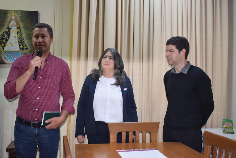 El asesor administrativo del equipo de transición, César Ortiz Báez, junto a la licenciada Isabel Cáceres y el intendente electo Juan Aurelio Bobadilla, de la Alianza Todos por Carapeguá.