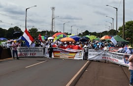Docentes y oficiales en retiro cierran rutas en Itapúa