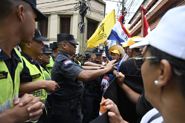 Incidentes entre docentes y policías en las inmediaciones del Congreso, en torno a las protestas contra la reforma de la caja fiscal.
