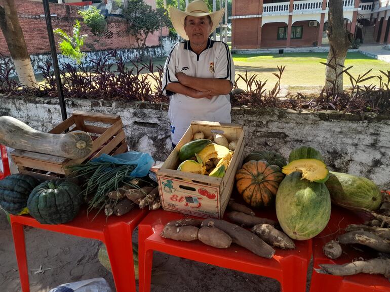 Gregorio Torres chacrero ofertando sus productos 