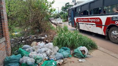 Basura acumulada en la vereda de la calle Santa Rosa de la localidad de Ñemby. Este hecho deteriora la imagen de la zona y propicia la proliferación de insectos.