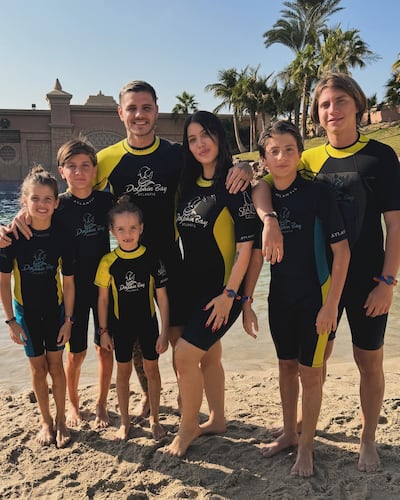 ¡Familión! Wanda Nara y Maurco Icardi junto a Constantino, Valentino, Benedicto, Isabella y Francesca, disfrutando de sus vacaciones en Dubái.