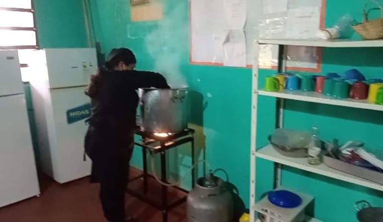 Por la falta de un espacio para la cocina comedor las cocineras utilizan la dirección donde preparan los alimentos