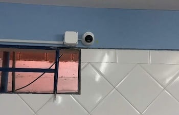 En el baño de los varones fueron instaladas dos cámaras de seguridad.