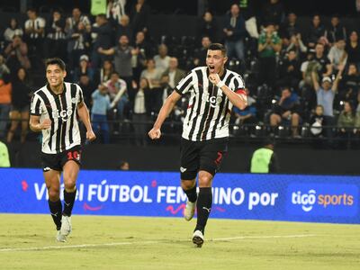 Óscar Cardozo (d), futbolista de Libertad, celebra un gol en el partido frente a Cerro Porteño por la duodécima fecha del torneo Apertura 2025 del fútbol paraguayo en el estadio La Huerta, en Asunción, Paraguay.