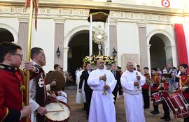 Luego de la solemnidad de Corpus Christi, la procesión comenzó en la Catedral Metropolitana de Asunción.
