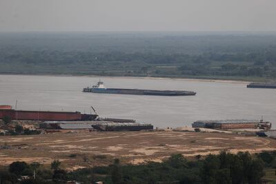 Una embarcación navega el río Paraguay este viernes, a la altura del muelle de Asunción (Paraguay). El río Paraguay, a su paso por Asunción, registró este viernes su nivel más bajo desde que se tienen registros en 1904.