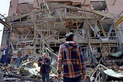 Periodistas reportan desde la sede de la Universidad Shahid Beheshti de Teherán, Irán, dañada por un bombardeo el pasado sábado.
