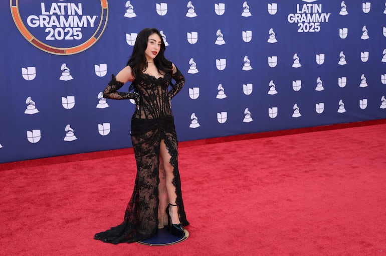 La argentina Nicki Nicole lució un vestido muy sensual en la gala anual de los Latin Grammy en Las Vegas, Nevada. (Michael Tran / AFP)