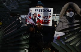 Seguidores del presidente Yoon Suk Yeol, de Corea del Sur, se manifiestan frente a su residencia para evitar sea arrestado.