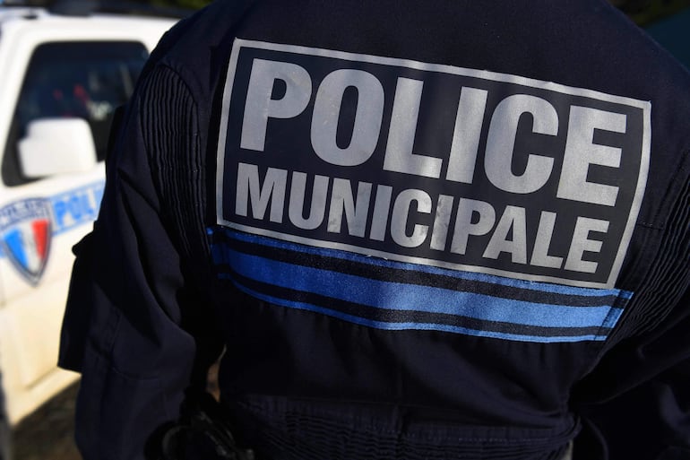 Un agente de la Policía Municipal de la Carcasona, en Francia. 