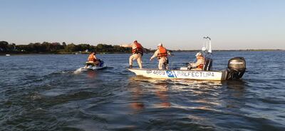 Miembros de la Prefectura Naval Argentina.