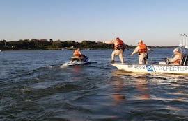 Miembros de la Prefectura Naval Argentina, realizando la búsqueda del cuerpo del pescador en aguas del río Paraná. (Archivo).