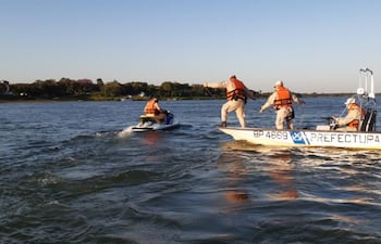 Miembros de la Prefectura Naval Argentina, realizando la búsqueda del cuerpo del pescador en aguas del río Paraná. (Archivo).