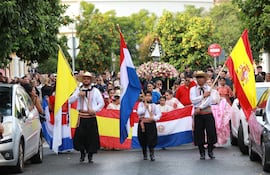 Con una procesión, paraguayos celebran el Día de la Virgen de Caacupé en Sevilla, España.