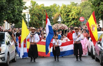 Con una procesión, paraguayos celebran el Día de la Virgen de Caacupé en Sevilla, España.