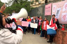 El Dr. Osvaldo Paniagua, vicepresidente del Círculo Paraguayo de Médicos, se refirió a los fondos de Fonaress en conversación con ABC Cardinal. Denunció que “hay personas con enfermedades catastróficas que no reciben los fondos por desatención y desorganización. No hay ni siquiera un sistema que permita acceder”, dijo.