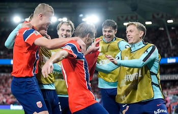 El delantero de Noruega Erling Braut Haaland (izquierda) celebra la anotación del tercer gol (3-2) junto a Jørgen Strand Larsen, Marcus Holmgren Pedersen y Martin Ødegaard durante el partido de fútbol del Grupo A4 de la UEFA Nations League.