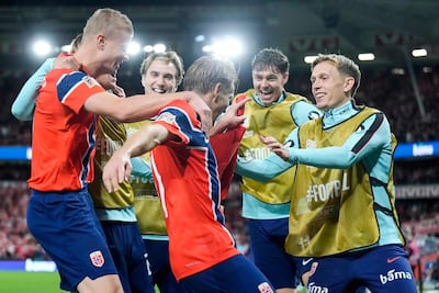 El delantero de Noruega Erling Braut Haaland (izquierda) celebra la anotación del tercer gol (3-2) junto a Jørgen Strand Larsen, Marcus Holmgren Pedersen y Martin Ødegaard durante el partido de fútbol del Grupo A4 de la UEFA Nations League.