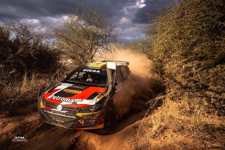 Gustavo Saba y Fernando Mussano probando el VW Polo GTI R5 en el Chaco, buscando la mejor puesta a punto.