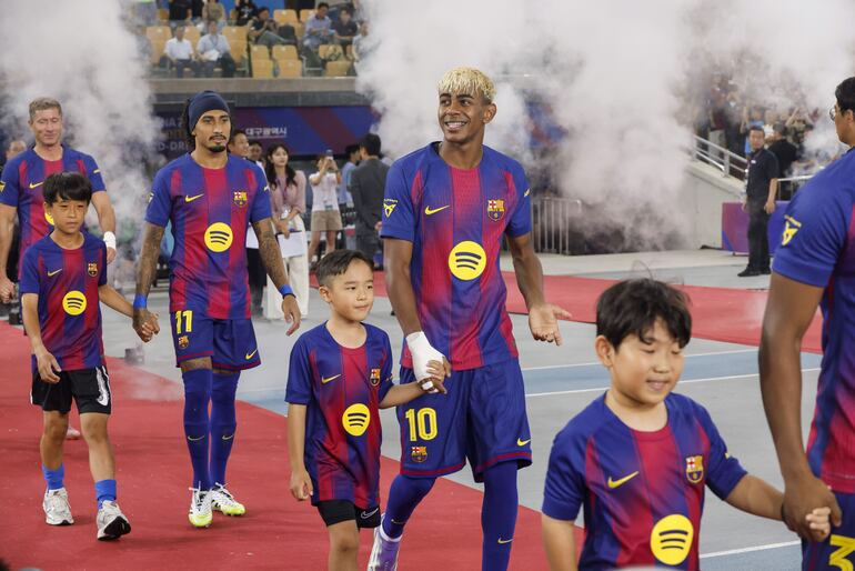 El jugador del Barcelona Lamine Yamal (10), también es fuerte candidato este año a quedarse con el Balón de Oro.