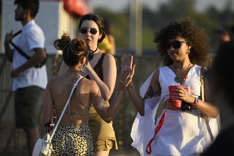 El público llega al Parque Olímpico Paraguayo donde se desarrollo el segundo día del asunciónico 2024.